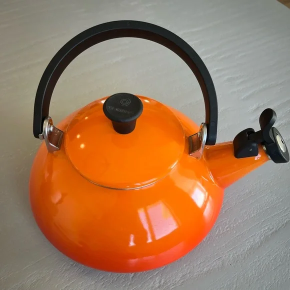 Le Creuset Flame Orange Zen Whistling Tea Kettle 1.6QT Enamel on Steel - Picture 3 of 10